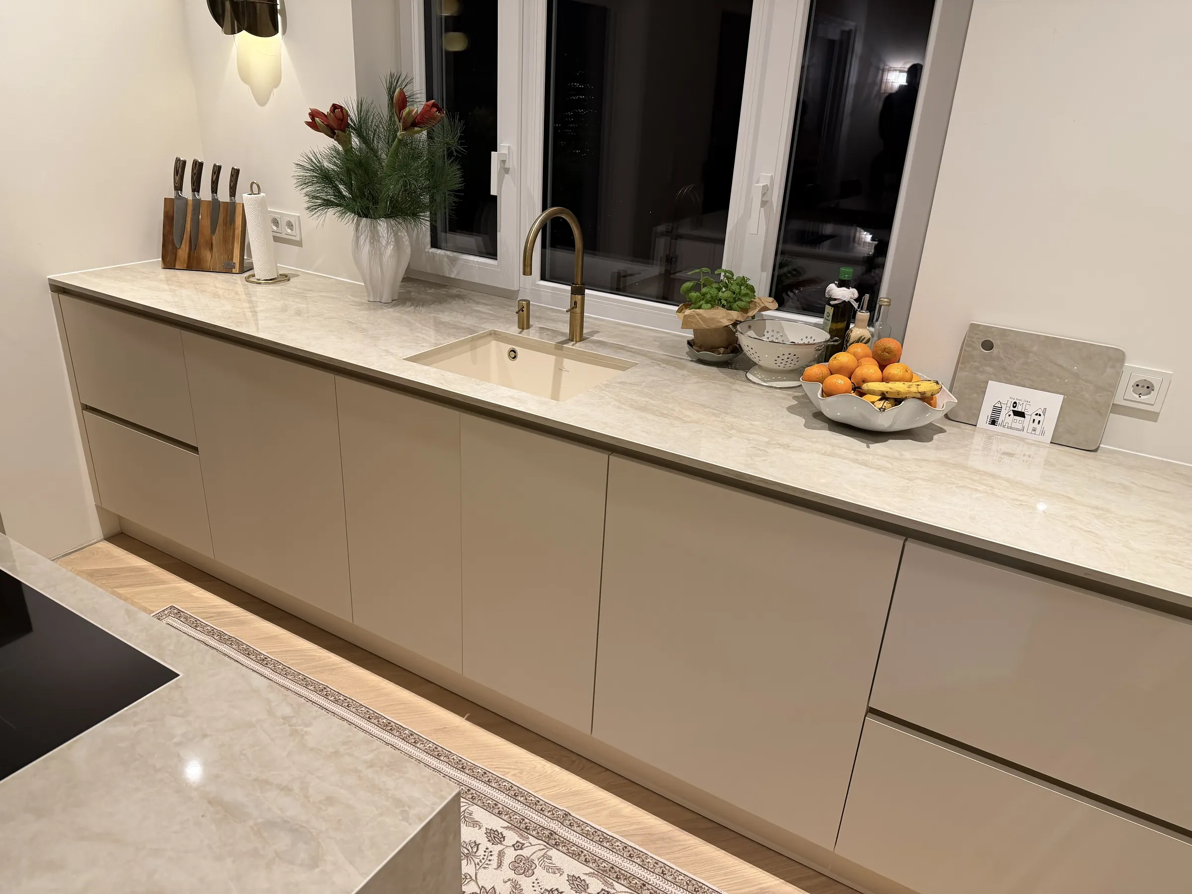 Grifflose Spülzeile mit Keramikplatte und Quooker in Messing