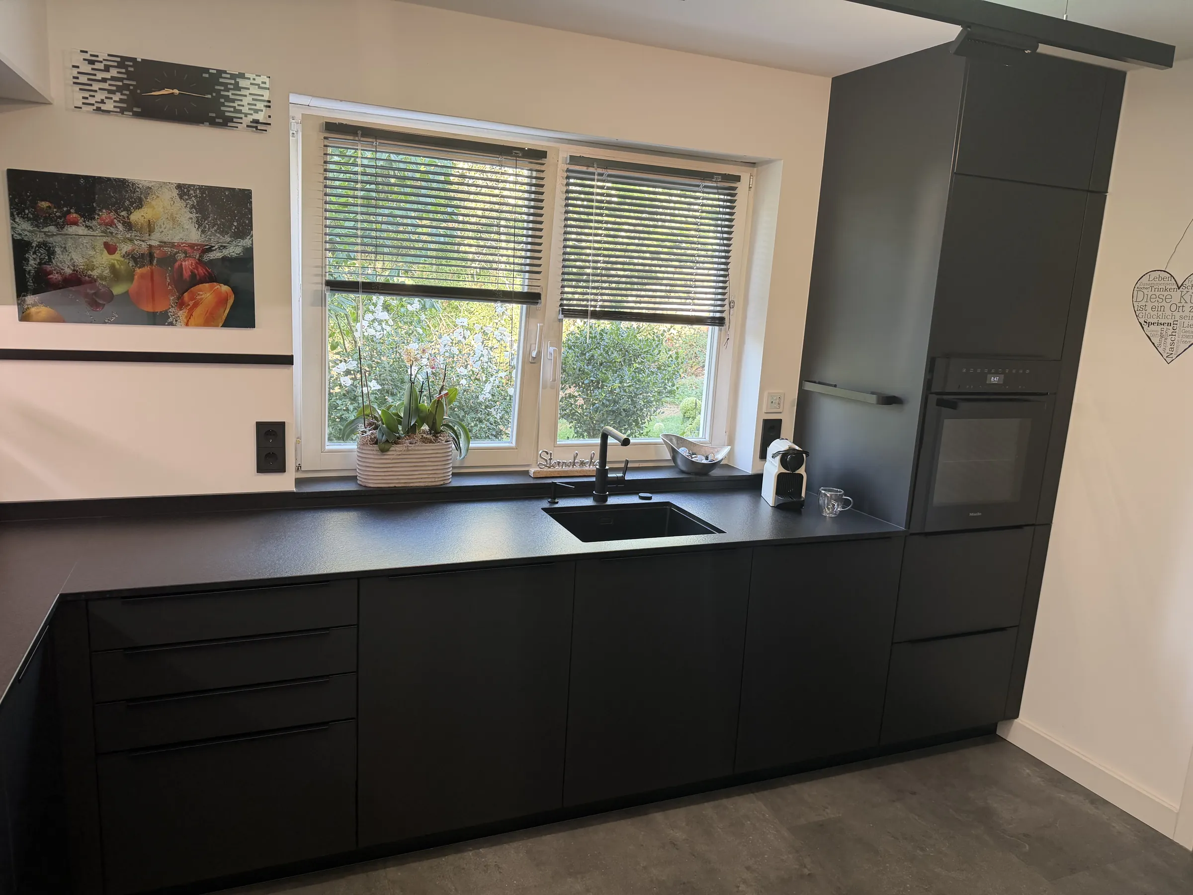 Fensterseite mit Unterbauspüle und hohem Seitenschrank mit Backofen