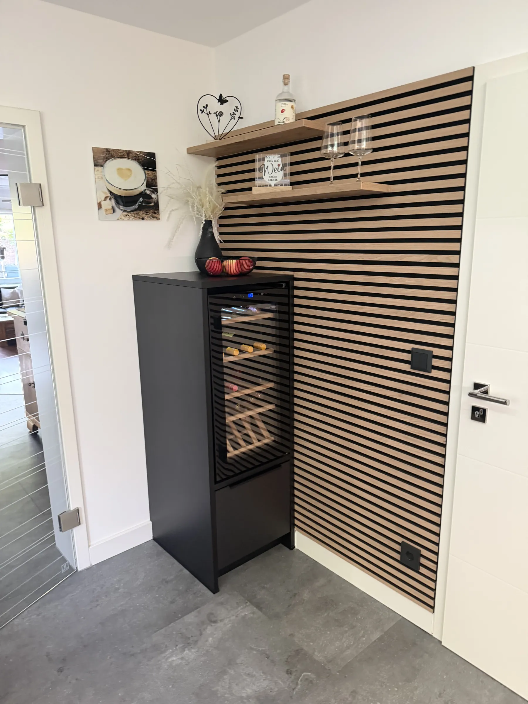 Weinkühler vor einer Wand aus Holzlamellen