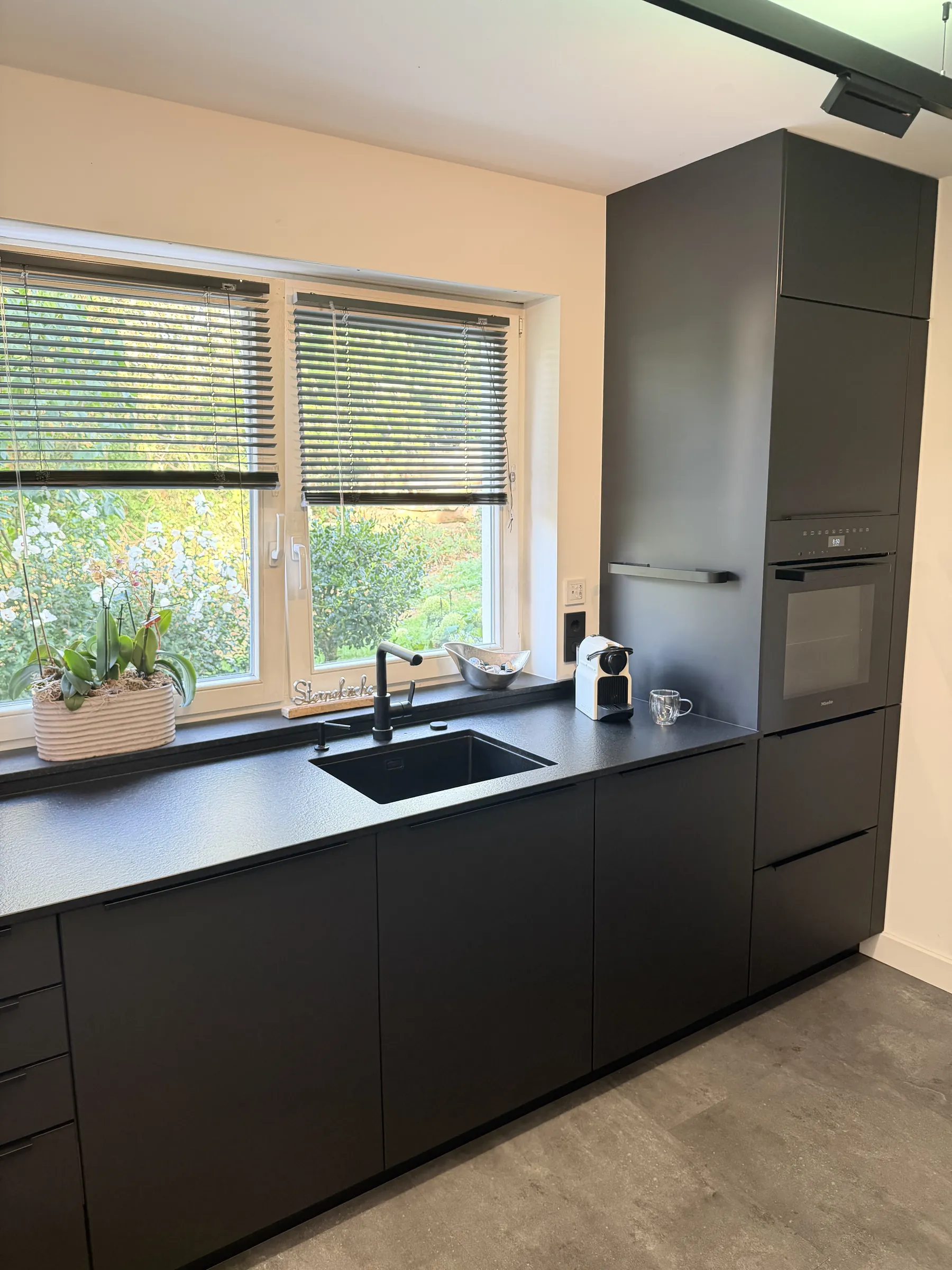 Seitenschrank in Carbon Metallic neben dem Fenster