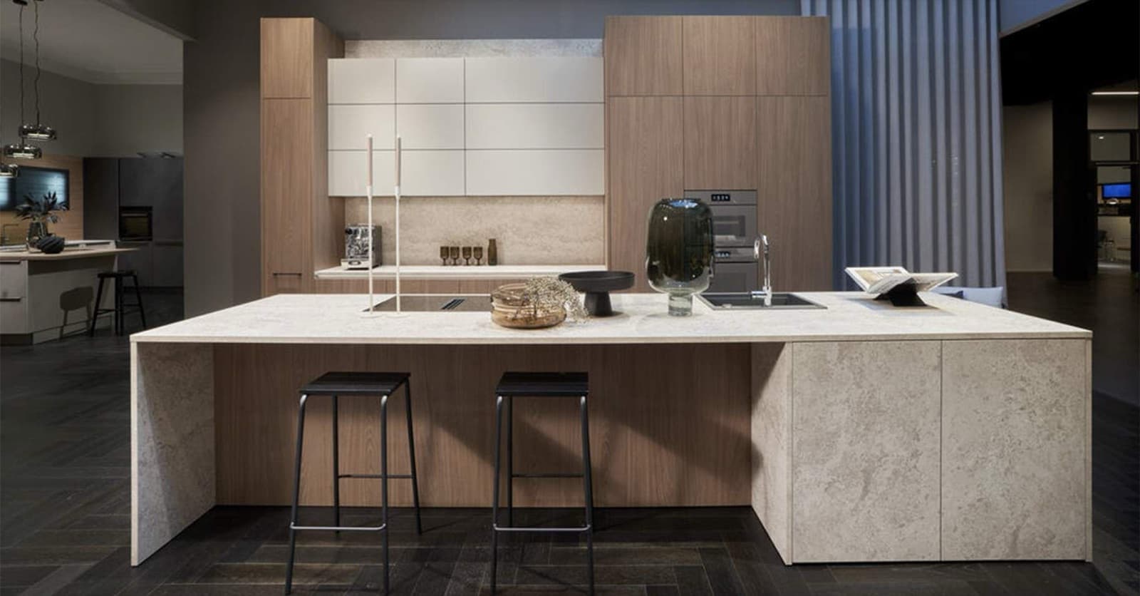 Kücheninsel mit Steinarbeitsplatte im Showroom von Gerdum Küchen